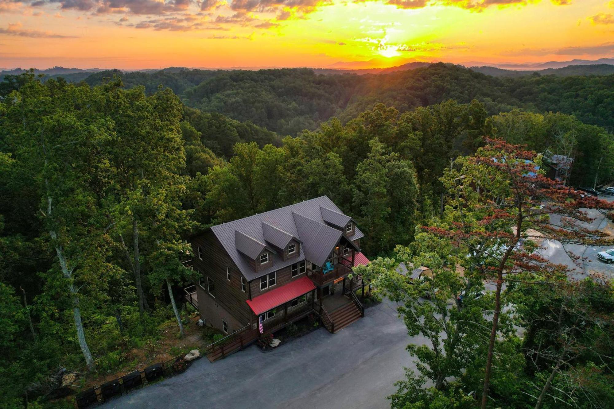 Wanderer By Avantstay Sleeps 26 A Custom Smokies Cabin Pigeon Forge Exterior photo